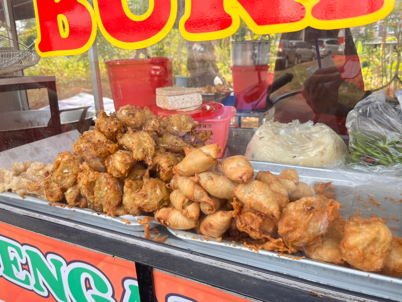 bakwan, pisang molen, cireng